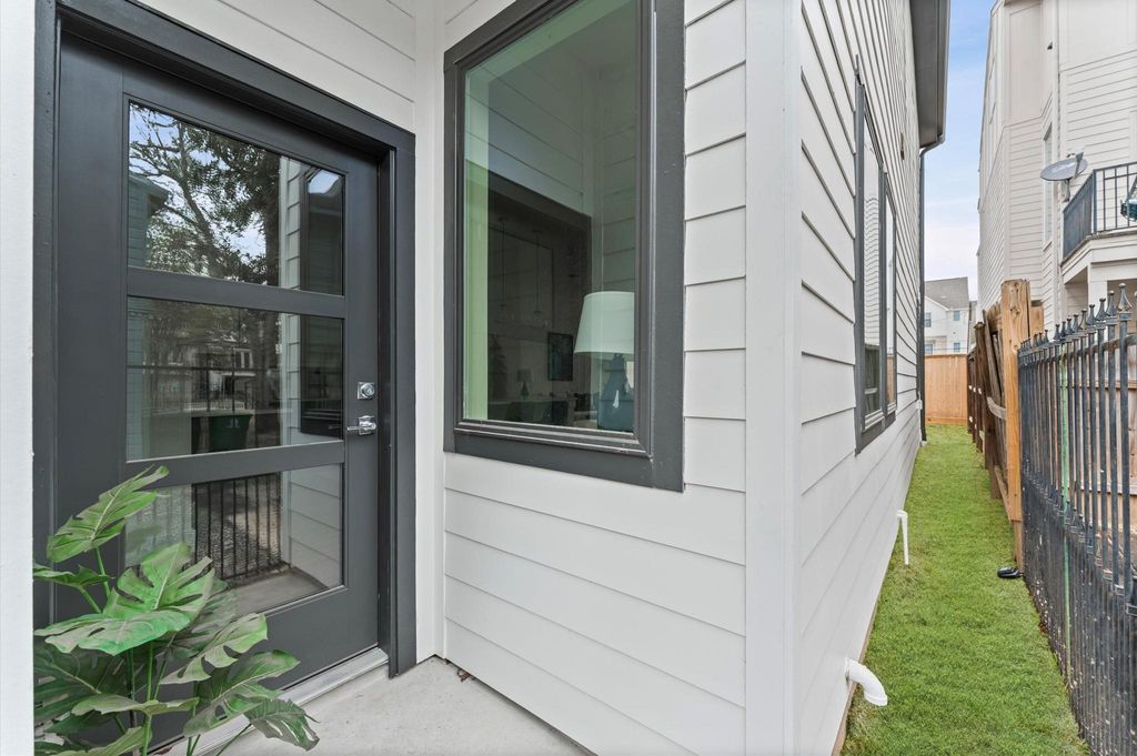 Photo of 2111 Holman Street, Houston, TX 77004 (MLS # 42796917)