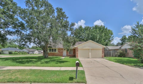 Photo of 501 Point Clear Drive, Friendswood, TX 77546 (MLS # 86294273)