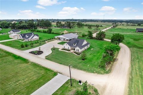 Photo of 914 Axis Lane, Franklin, TX 77856 (MLS # 32230738)