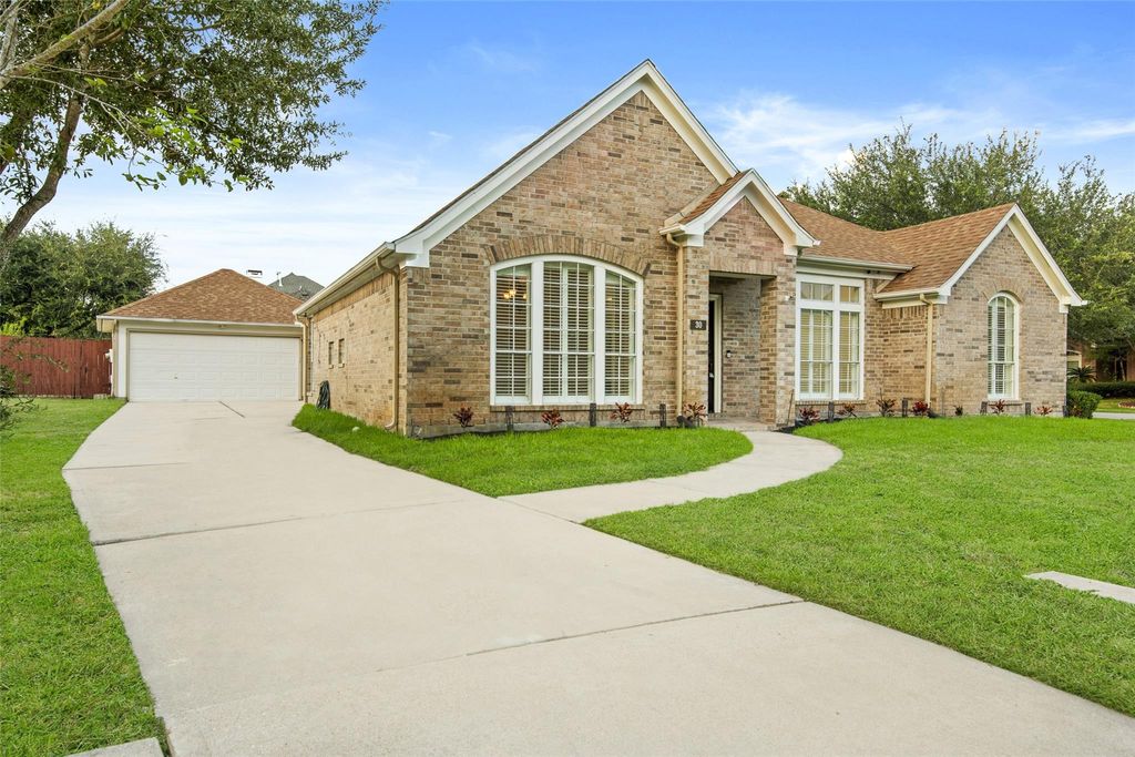 Photo of 30 Crestview Trail, Houston, TX 77082 (MLS # 4899788)