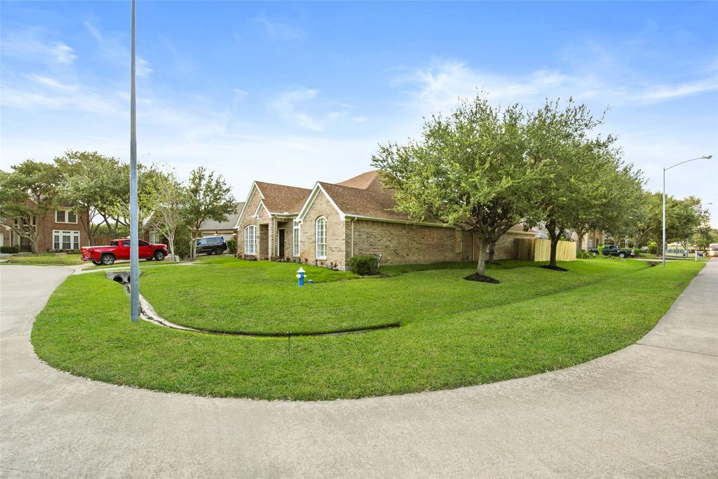Photo of 30 Crestview Trail, Houston, TX 77082 (MLS # 4899788)