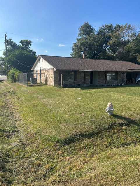 318 Hackberry Drive Highlands TX 77562