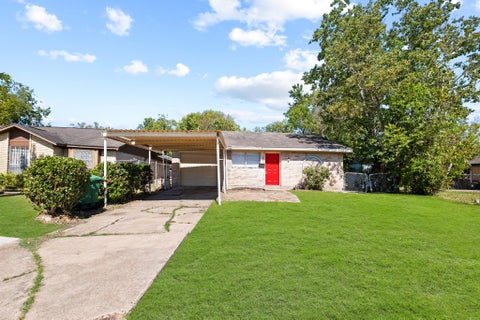 Photo of 5023 Shorehaven Circle, Houston, TX 77048 (MLS # 38763503)