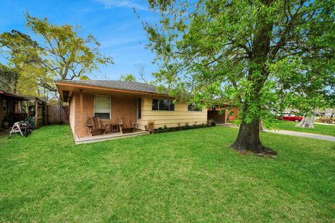 Photo of 2806 Oak Drive, Dickinson, TX 77539 (MLS # 93559174)