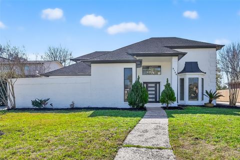 Photo of 3138 Country Club Boulevard, Stafford, TX 77477 (MLS # 67880078)