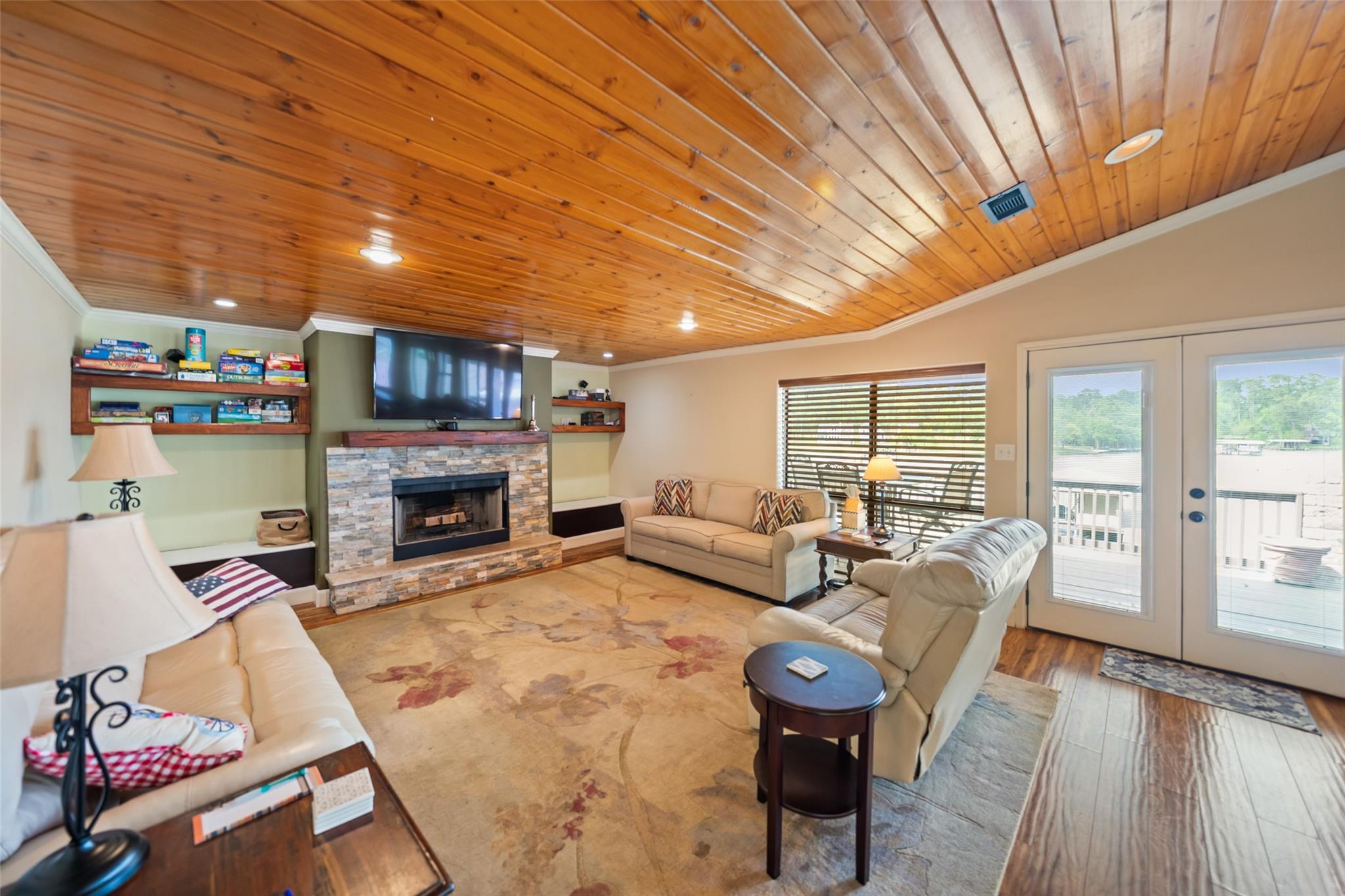 121 Holiday Lane