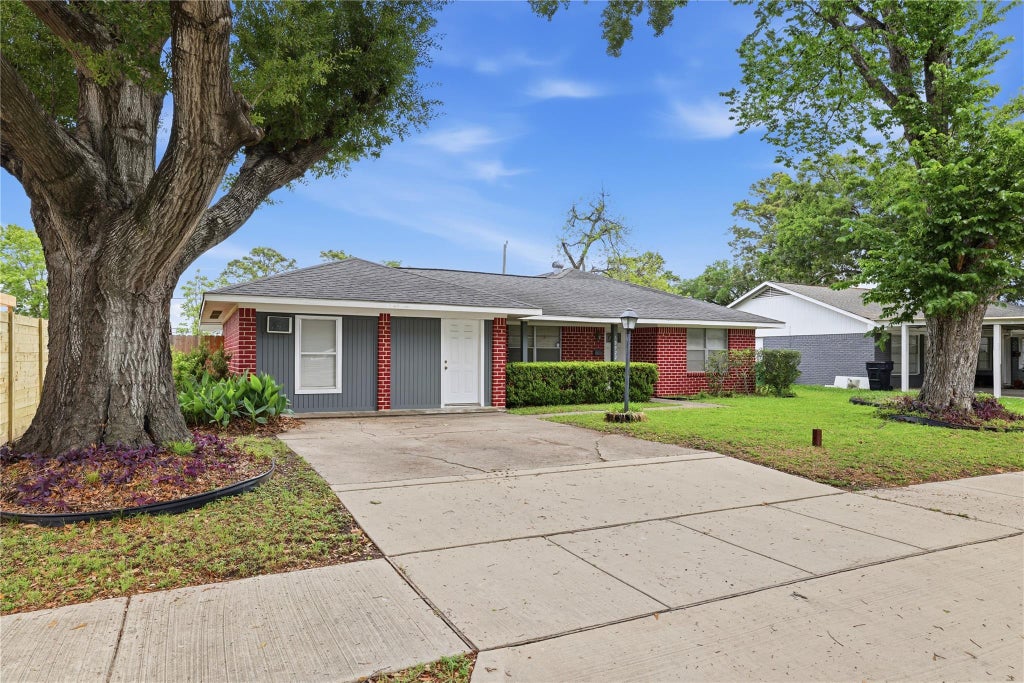 Photo of 10922 Ivyridge Road, Houston, TX 77043 (MLS # 56800966)
