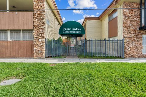 Photo of 7714 Renwick Drive #23, Houston, TX 77081 (MLS # 94129301)