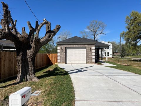 Photo of 817 Center Street, Richmond, TX 77469 (MLS # 89305250)