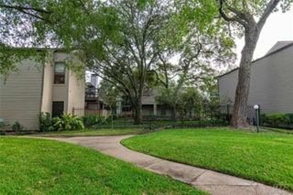 Photo of 9707 Richmond Avenue #127, Houston, TX 77042 (MLS # 60046127)