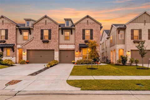 Townhouse For Sale - 6515 Bramble Cove Lane<br/> Fulshear, TX 77441