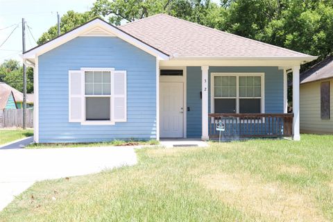 Photo of 322 7th Avenue N, Texas City, TX 77590 (MLS # 69514588)