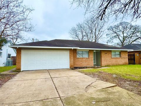 Photo of 5538 Mackinaw Street, Houston, TX 77053 (MLS # 75780056)