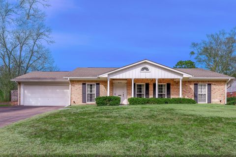 Photo of 916 Jefferson Avenue, Lufkin, TX 75904 (MLS # 70133696)