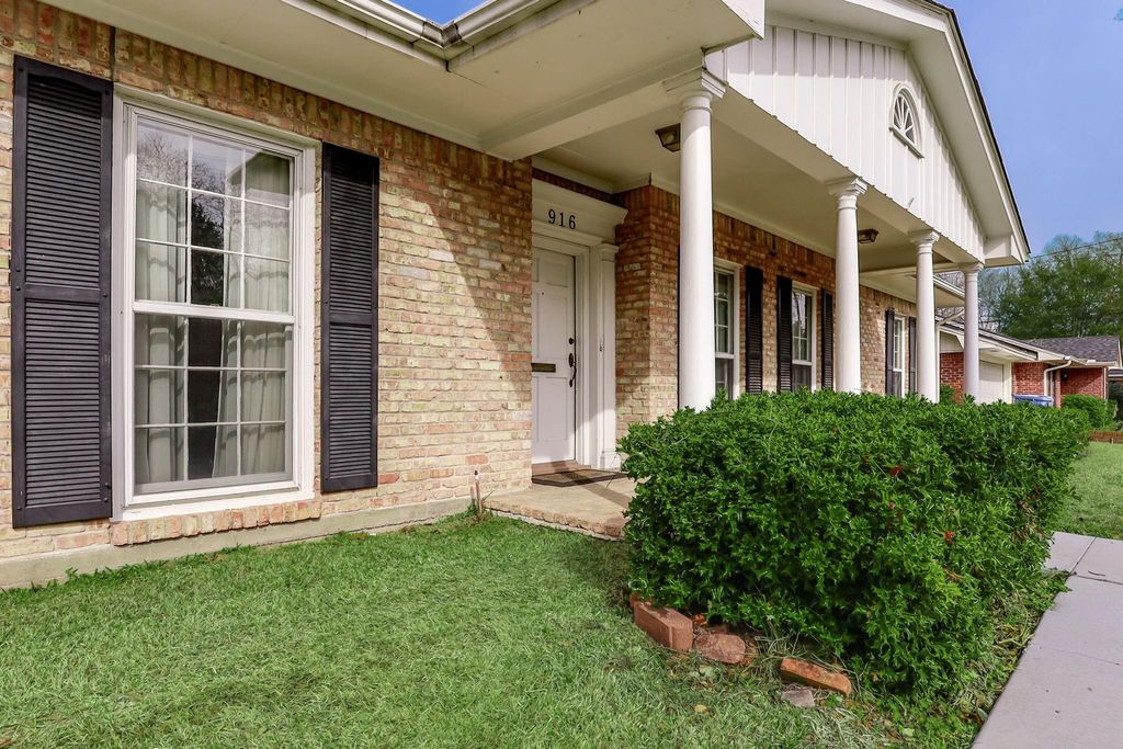 Photo of 916 Jefferson Avenue, Lufkin, TX 75904 (MLS # 70133696)