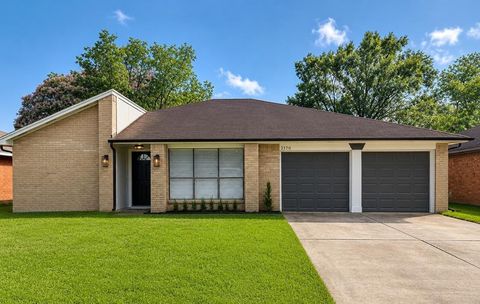 Photo of 2170 Pilgrims Point Dr DR, Friendswood, TX 77546 (MLS # 81773014)