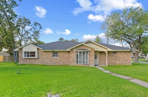 Photo of 118 S Diamondhead Boulevard, Crosby, TX 77532 (MLS # 79315570)