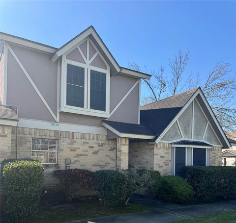 Townhouse For Sale - 2035 Country Village Boulevard #B<br/> Humble, TX 77338