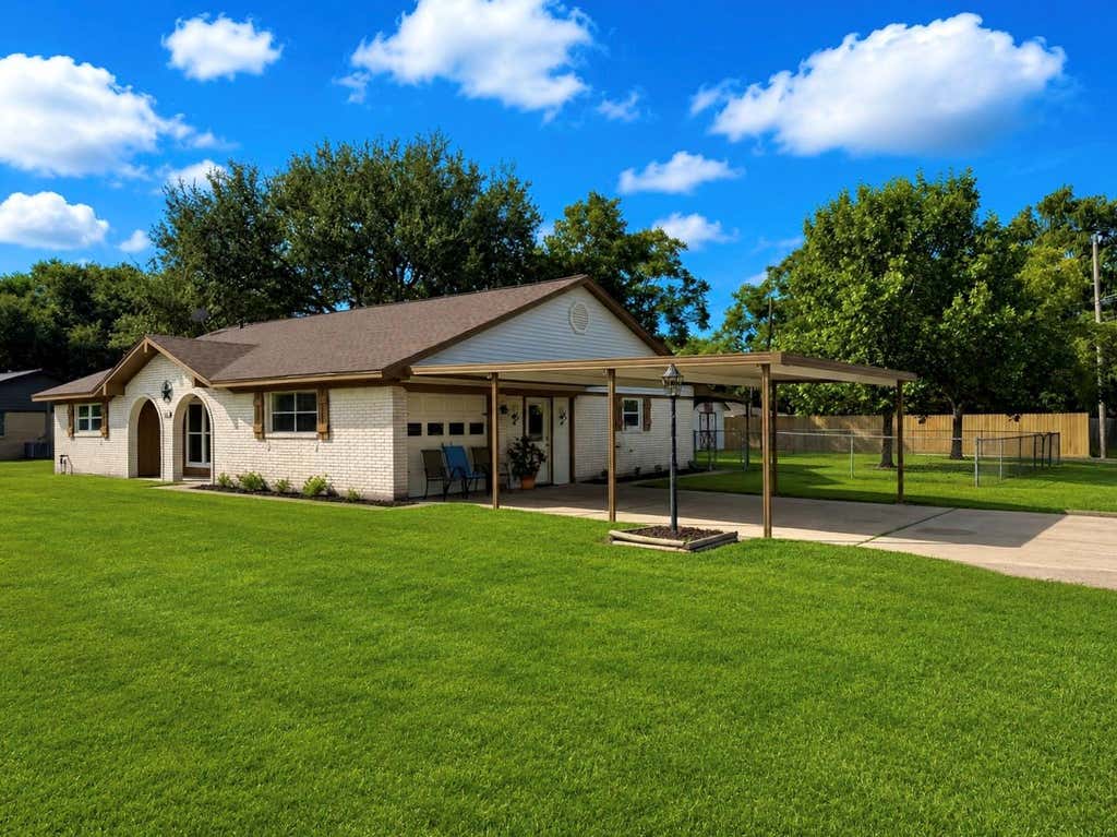 Photo of 1302 Avenue H, Danbury, TX 77534 (MLS # 73370298)