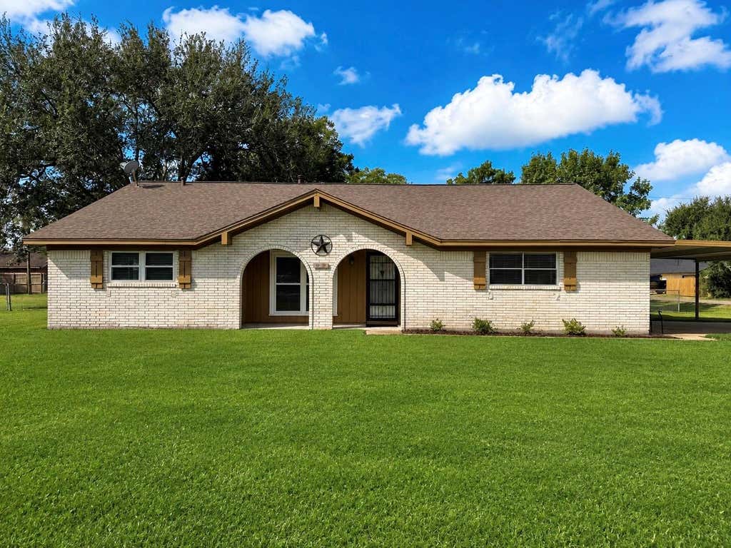 Photo of 1302 Avenue H, Danbury, TX 77534 (MLS # 73370298)