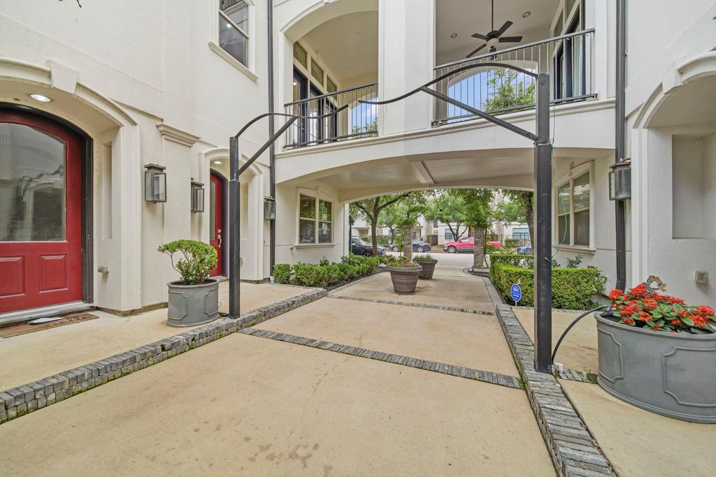 Photo of 741 Live Oak Street, Houston, TX 77003 (MLS # 97707196)