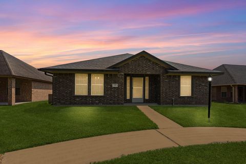 Photo of 137 Silverbell Circle, Lake Jackson, TX 77566 (MLS # 33143228)