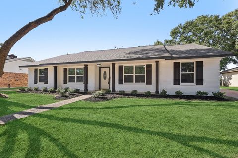 Photo of 15322 Torry Pines Road, Houston, TX 77062 (MLS # 34932365)