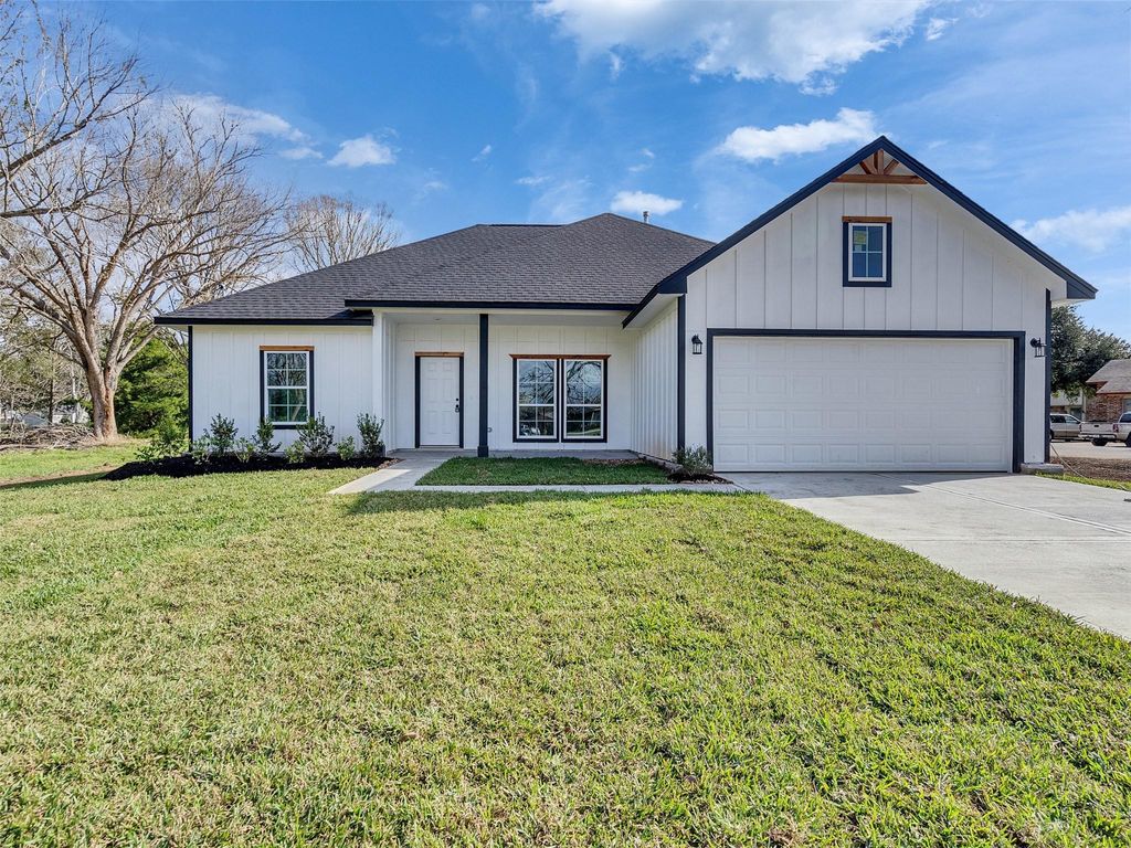Photo of 302 Gaines Street, Brazoria, TX 77422 (MLS # 83884583)
