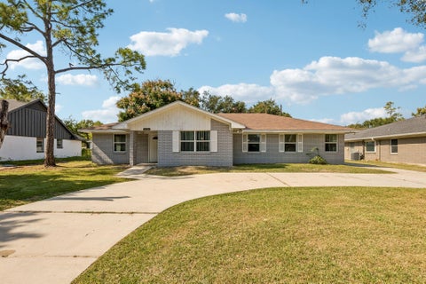 Photo of 5226 W Bellfort Avenue, Houston, TX 77035 (MLS # 10162182)