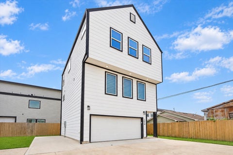 Photo of 104 E 44th Street #A, Houston, TX 77018 (MLS # 86714852)