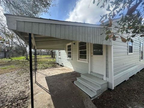 Photo of 605 Palacios Street, El Campo, TX 77437 (MLS # 89792930)