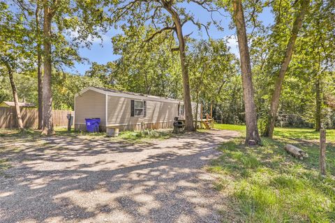 Photo of 440 Petersburg Drive, Livingston, TX 77351 (MLS # 75426940)