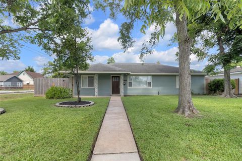 Photo of 2934 Robertson Street, Houston, TX 77009 (MLS # 69359303) Photo of 2934 Robertson Street, Houston, TX 77009 (MLS # 69359303)