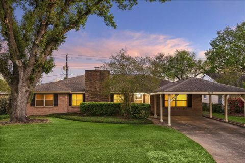 Photo of 9813 Pine Lake Drive Drive, Houston, TX 77055 (MLS # 12239289)