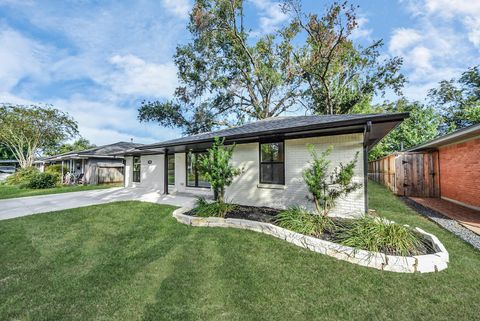 Photo of 2318 Hialeah Drive, Houston, TX 77018 (MLS # 96101010)