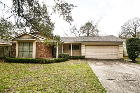 Photo of 5235 Beechnut Street, Houston, TX 77096 (MLS # 20213931)