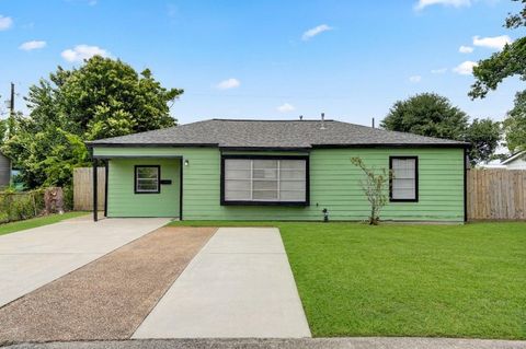 Photo of 2205 Kingsdale Drive, Deer Park, TX 77536 (MLS # 49876135)