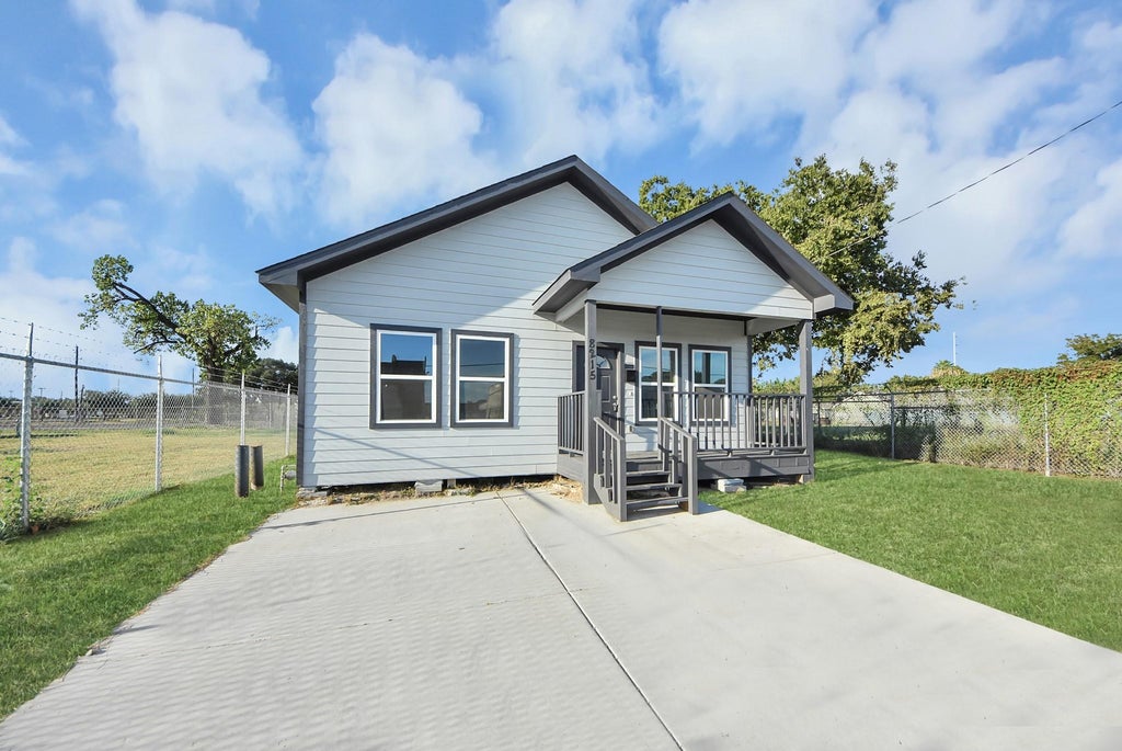 Photo of 8215 La Porte Road, Houston, TX 77012 (MLS # 61857413)