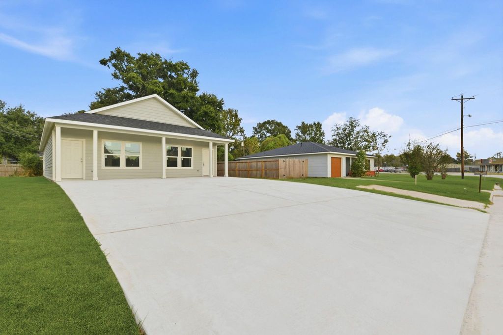 Photo of 2521 Maple Avenue #2521B, Liberty, TX 77575 (MLS # 33752168)