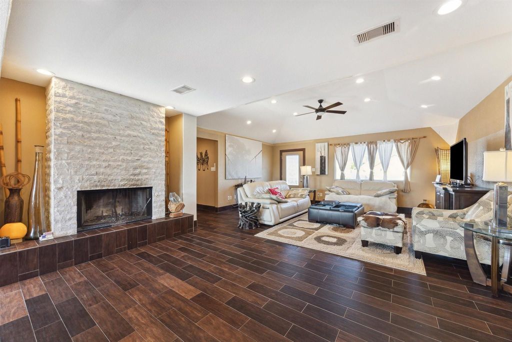 Photo of 410 Isles End Road, Tiki Island, TX 77554 (MLS # 52016746)