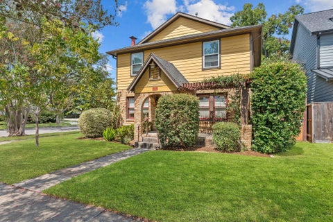 Photo of 701 E 17th Street, Houston, TX 77008 (MLS # 86352809)