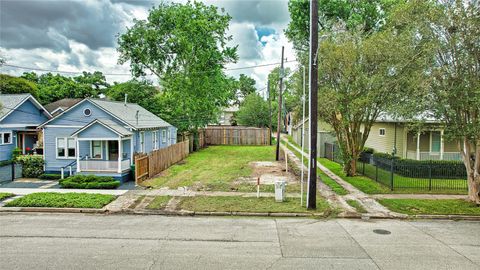 Photo of 238 W 16th Street, Houston, TX 77008 (MLS # 91759806)