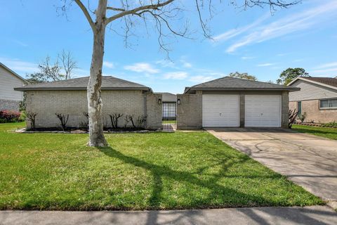 Photo of 632 E Castle Harbour Drive, Friendswood, TX 77546 (MLS # 1070888)