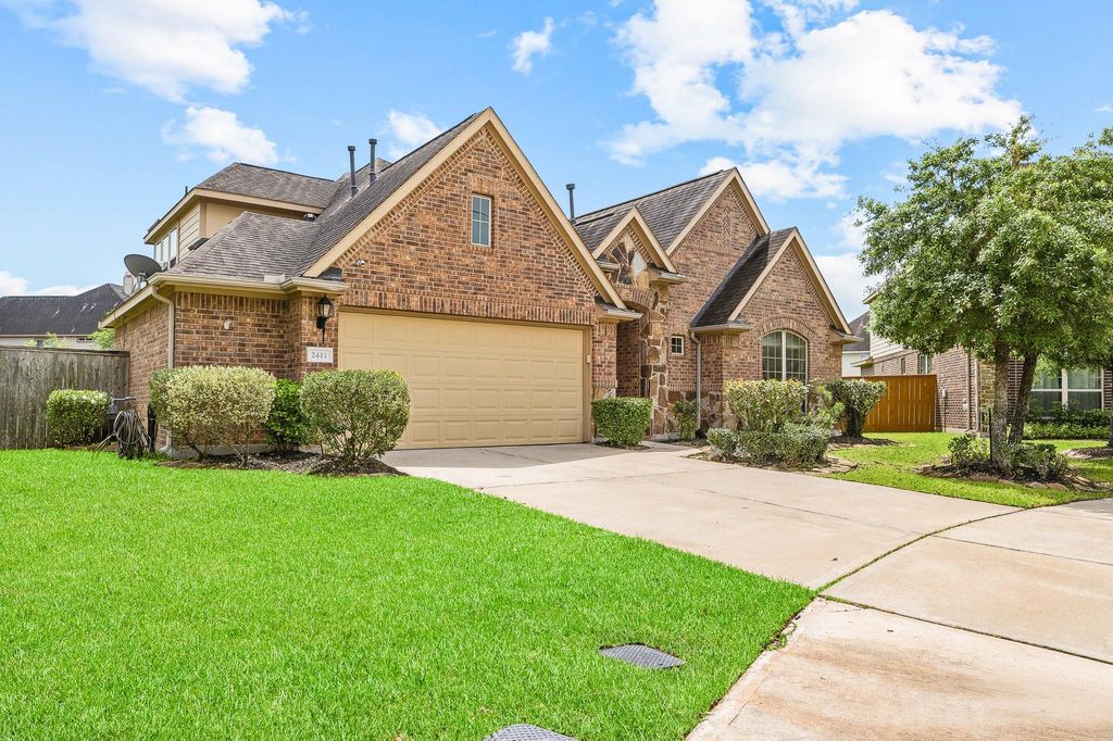 Photo of 2411 Linden Bluff Court, Sugar Land, TX 77479 (MLS # 16096610)