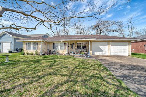 Photo of 2224 Pearland Avenue, Pearland, TX 77581 (MLS # 79230084)