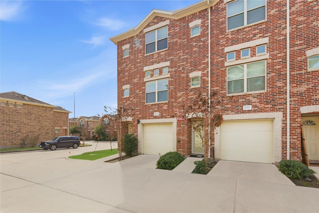 Photo of 5941 South Loop E #1301, Houston, TX 77033 (MLS # 48267315)