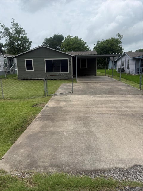Photo of 720 Austin Street, Clute, TX 77531 (MLS # 62109851)