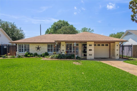Photo of 2107 Bron Holly Drive, Houston, TX 77018 (MLS # 41660819)
