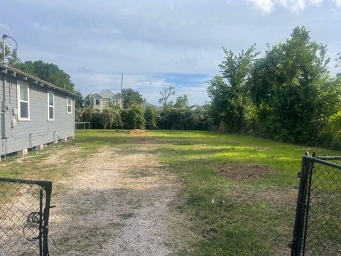 Photo of 1312 E 35th Street, Houston, TX 77022 (MLS # 52200100)