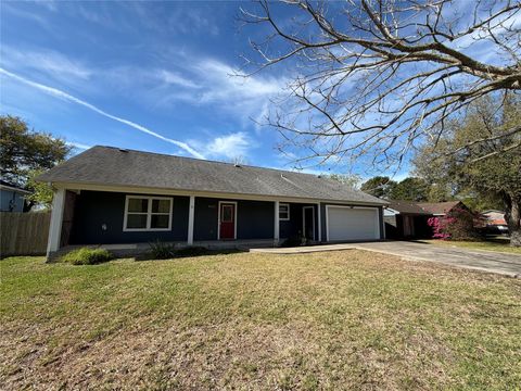Photo of 6421 S Ridgecrest Drive, Hitchcock, TX 77563 (MLS # 83385965)